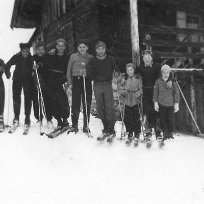 Das Foto zeigt die Eisenbahnerhütte am Alpwegkopf in Laterns im Jahr 1956. Obwohl es weit und breit keinen Skilift gab, war sie eine beliebte Unterkunft für Eisenbahnangehörige. Für den abendlichen Hüttenzauber mussten die Jüngeren den Älteren einen Ballon Most hinaufschleppen.