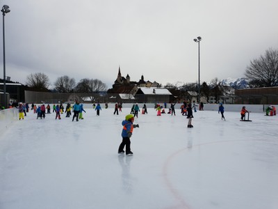Erster Schneetag im Kindergarten - Eislaufen mit den Großen