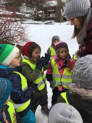 Erster Schneetag im Kindergarten - Schatzsuche durch Röthis
