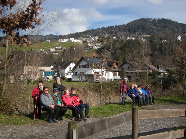 Die Mitglieder der Rankweiler Seniorenrunde genossen die Sonne bei einer kurzen Pause am Muntliger Steg.